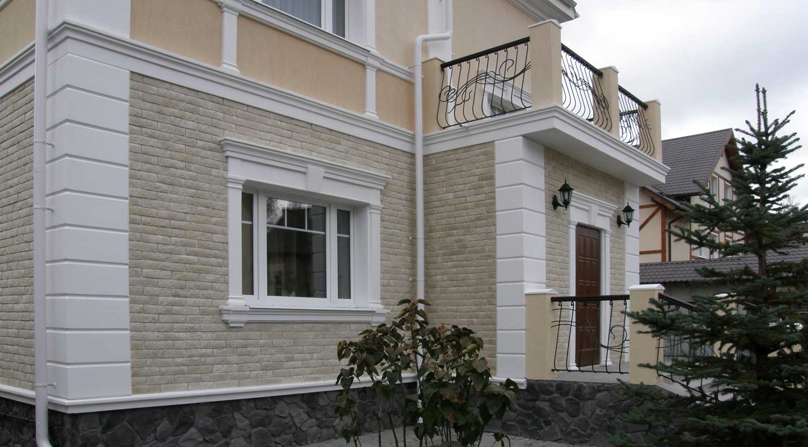 Отделка угла дома рустовыми камнями